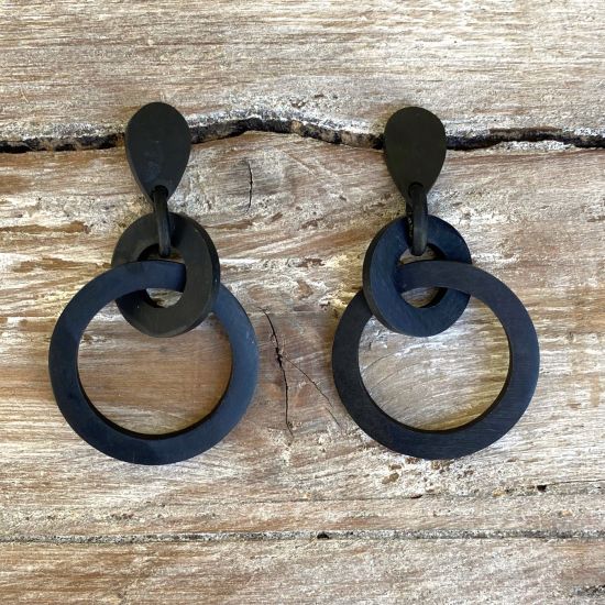 Ronde buffelhoorn schakeloorbellen. Totale lengte 7cm. Matte zwarte uitvoering.