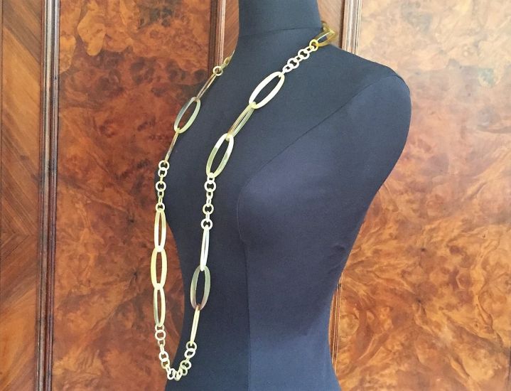 Prachtige handgemaakte ketting buffelhoorn, Glans finish, licht gewicht. Lengte 116 cm.