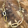 Prachtige handgemaakte ketting buffelhoorn. Glans finish, lichtgewicht. Lengte 116 cm.