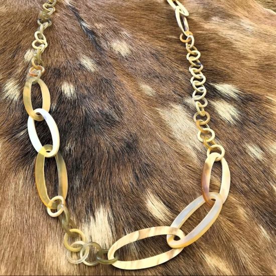 Prachtige handgemaakte ketting buffelhoorn. Glans finish, lichtgewicht. Lengte 116 cm.