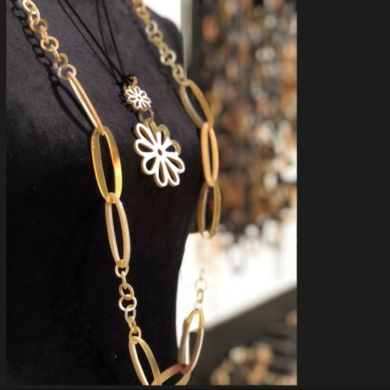 Prachtige handgemaakte ketting buffelhoorn. Glans finish, lichtgewicht. Lengte 116 cm.
