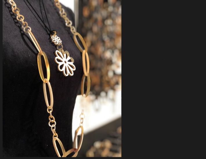 Prachtige handgemaakte ketting buffelhoorn, Glans finish, licht gewicht. Lengte 116 cm.