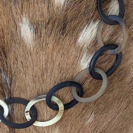 Buffelhoorn collier, handgemaakt. Donkere tintjes, matte finish. 60cm