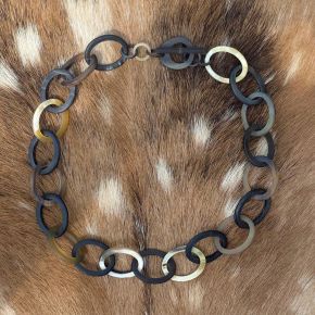Buffelhoorn collier, handgemaakt. Donkere tintjes, matte finish. 60cm