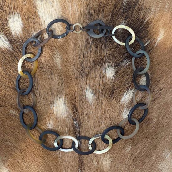 Buffelhoorn collier, handgemaakt. Donkere tintjes, matte finish. 60cm