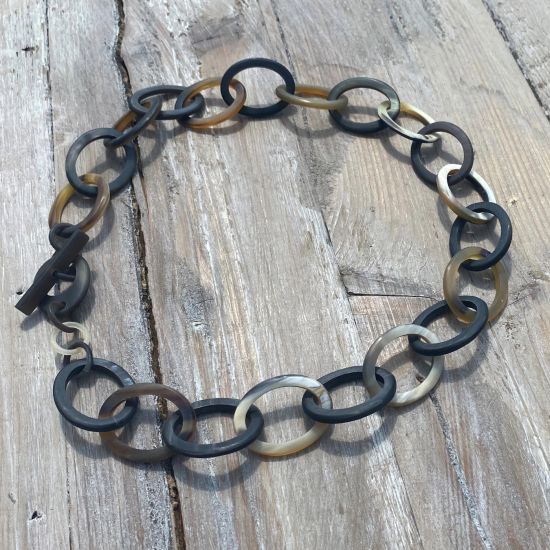 Buffelhoorn collier, handgemaakt. Donkere tintjes, matte finish. 60cm