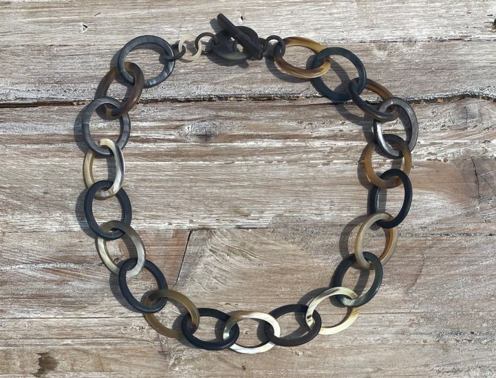 Buffelhoorn collier, handgemaakt. Donkere tintjes, matte finish. 60cm