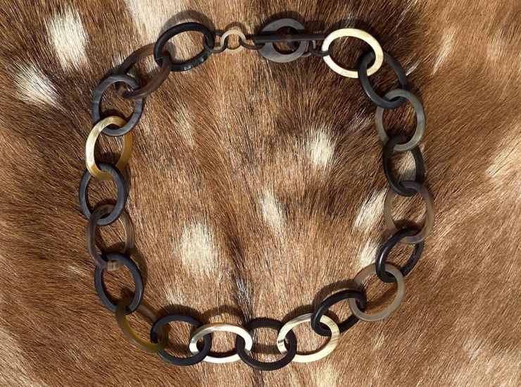 Buffelhoorn collier, handgemaakt. Donkere tintjes, matte finish. 60cm