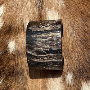 Armband van ruw buffelhoorn. Zwart. Hoogte +/- 5cm