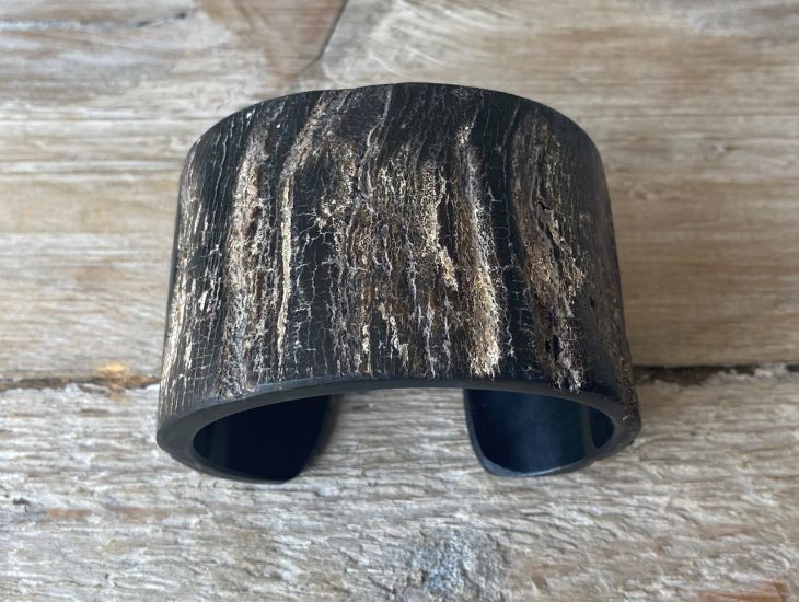 Armband van ruw buffelhoorn. Zwart. Hoogte +/- 5cm