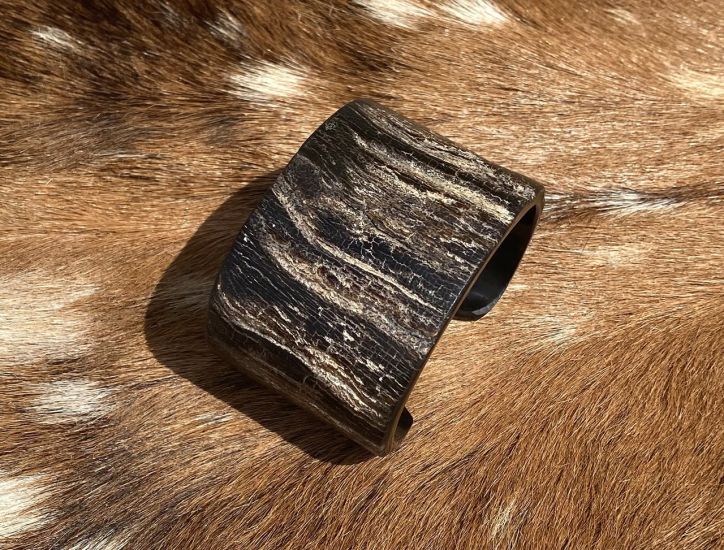 Armband van ruw buffelhoorn. Zwart. Hoogte +/- 5cm