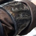 Armband van ruw buffelhoorn. Zwart. Hoogte +/- 5cm