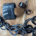 Armband van ruw buffelhoorn. Zwart. Hoogte +/- 5cm