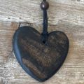 Hart, hanger aan verstelbaar koord. Ruwe, onbewerkte afwerking. 6.8x6.7cm