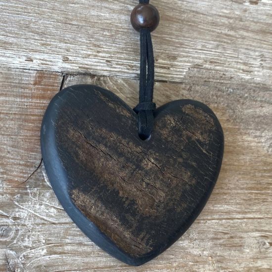 Hart, hanger aan verstelbaar koord. Ruwe, onbewerkte afwerking. 6.8x6.7cm