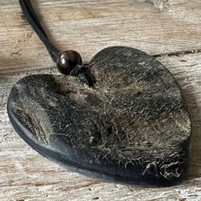 Hart, hanger aan verstelbaar koord. Ruwe, onbewerkte afwerking. 6.8x6.7cm