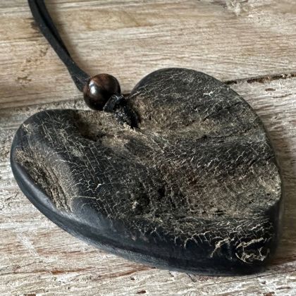 Hart, hanger aan verstelbaar koord. Ruwe, onbewerkte afwerking. 6.8x6.7cm