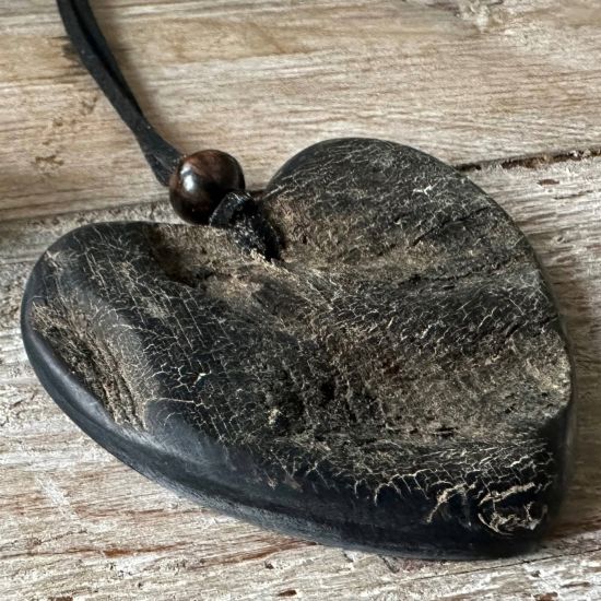 Hart, hanger aan verstelbaar koord. Ruwe, onbewerkte afwerking. 6.8x6.7cm