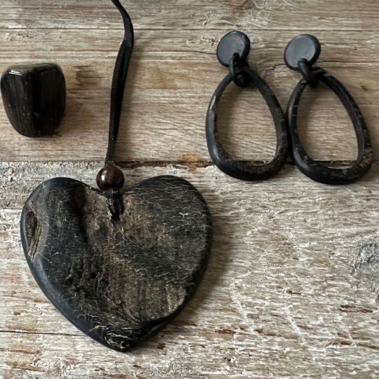 Hart, hanger aan verstelbaar koord. Ruwe, onbewerkte afwerking. 6.8x6.7cm