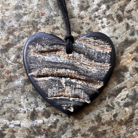 Hart, hanger aan verstelbaar koord. Ruwe, onbewerkte afwerking. 6.8x6.7cm