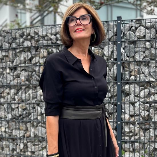 Handgemaakte, matte buffelhoorn creolen 4-5cm. Ronde finish. Titanium stekertjes