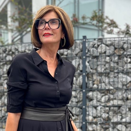 Handgemaakte, matte buffelhoorn creolen 4-5cm. Ronde finish. Titanium stekertjes