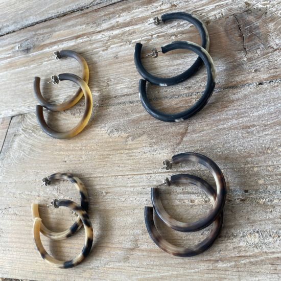 Handgemaakte, matte buffelhoorn creolen 4-5cm. Ronde finish. Titanium stekertjes