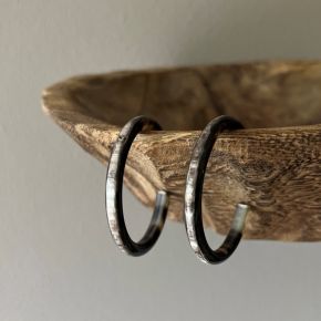 Handgemaakte, matte buffelhoorn creolen 4-5cm. Ronde finish. Titanium stekertjes