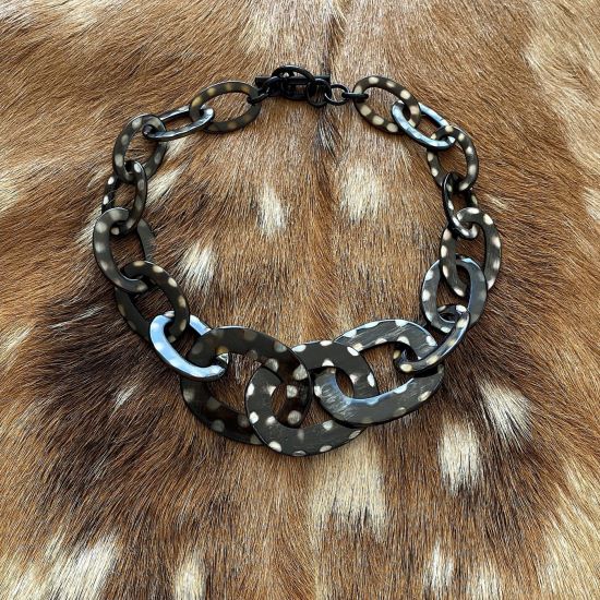 Handgemaakt buffelhoorn collier, polkadot. Glans finish, 60cm.