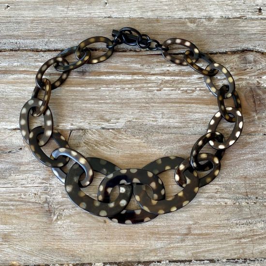 Handgemaakt buffelhoorn collier, polkadot. Glans finish, 60cm.