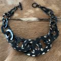 Handgemaakt buffelhoorn collier, polkadot. Glans finish, 60cm.