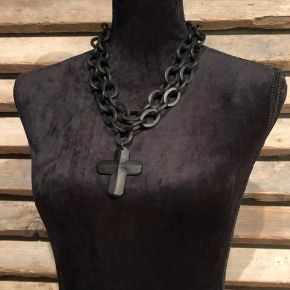 Buffelhoorn collier, met kruis. Mat zwart. 120cm. Dubbel te dragen. Stoer!