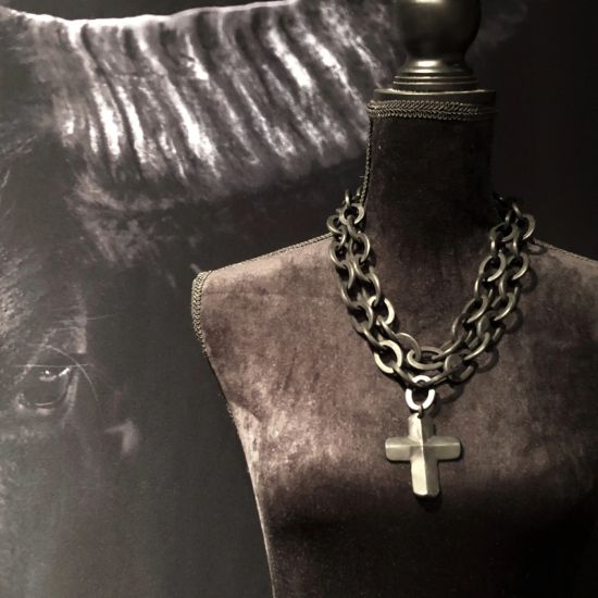 Buffelhoorn collier, met kruis. Mat zwart. 120cm. Dubbel te dragen. Stoer!