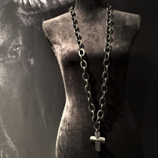 Buffelhoorn collier, met kruis. Mat zwart. 120cm. Dubbel te dragen. Stoer!