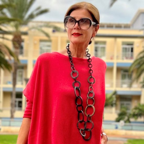 Handgemaakt, zwart buffelhoorn collier. Finish mat & 'ruw'. Lengte 116 cm.