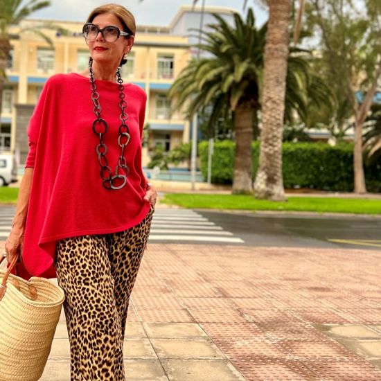 Handgemaakt, zwart buffelhoorn collier. Finish mat & 'ruw'. Lengte 116 cm.