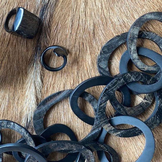 Handgemaakt, zwart buffelhoorn collier. Finish mat & 'ruw'. Lengte 116 cm.