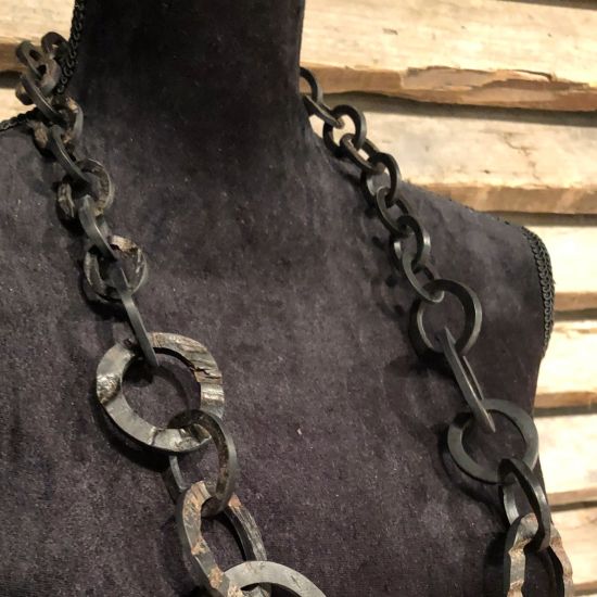 Handgemaakt, zwart buffelhoorn collier. Finish mat & 'ruw'. Lengte 116 cm.