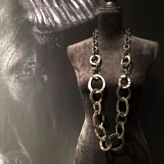 Handgemaakt, zwart buffelhoorn collier. Finish mat & 'ruw'. Lengte 116 cm.