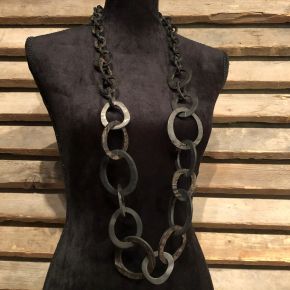 Handgemaakt, zwart buffelhoorn collier. Finish mat & 'ruw'. Lengte 116 cm.