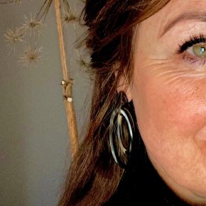 Handgemaakte buffelhoorn oorbellen met dubbele ovale schakels, glans finish.