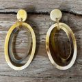 Handgemaakte buffelhoorn oorbellen met dubbele ovale schakels, glans finish.