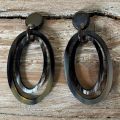 Handgemaakte buffelhoorn oorbellen met dubbele ovale schakels, glans finish.