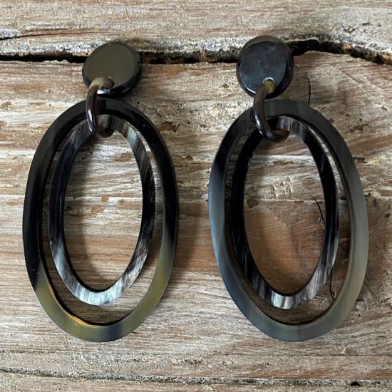 Handgemaakte buffelhoorn oorbellen met dubbele ovale schakels, glans finish.