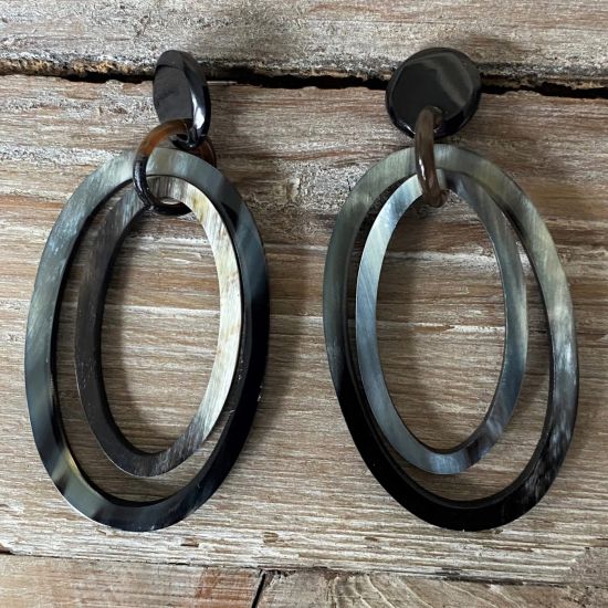 Handgemaakte buffelhoorn oorbellen met dubbele ovale schakels, glans finish.