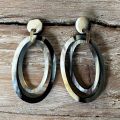 Handgemaakte buffelhoorn oorbellen met dubbele ovale schakels, glans finish.