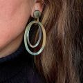 Handgemaakte buffelhoorn oorbellen met dubbele ovale schakels, glans finish.