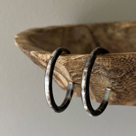 Handgemaakte, glanzende buffelhoorn creolen 4-5cm. Ronde finish. Titanium stekertjes.