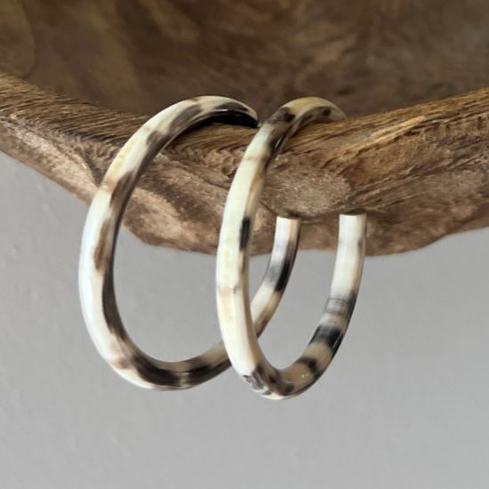 Handgemaakte, glanzende buffelhoorn creolen 4-5cm. Ronde finish. Titanium stekertjes.