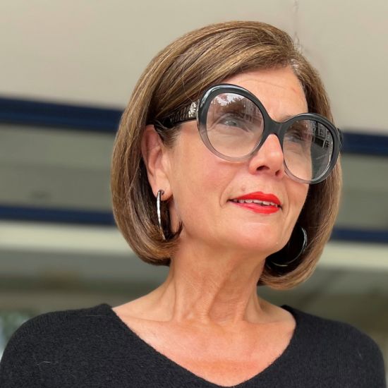 Handgemaakte, glanzende buffelhoorn creolen 4-5cm. Ronde finish. Titanium stekertjes.